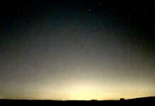 Stars dot the night sky as darkness settles.