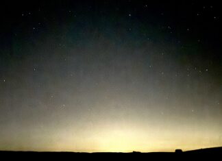 Stars dot the night sky as darkness settles.